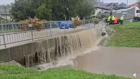 Gasilci po vsej državi imajo polne roke dela. V zadnjih 24 urah je bilo na delu 159 gasilskih enot, ki so posredovale v 454 prijavljenih primerih. V Mestni občini Koper so zabeležili 223 dogodkov, v Celju 97, v Ljubljani 47 in v Mariboru 24. Tudi drugod po Sloveniji so gasilci pomagali pri poplavljenih objektih in cestah, od Goriških Brd do Divače, kjer so meteorne vode ogrožale stanovanjske in poslovne objekte. Na območju Zagorja ob Savi so gasilci črpali vodo iz hiš in čistili ceste. Gasilci iz Trbovelj so zavarovali hiše s protipoplavnimi vrečami in preusmerjali vodo. Zaradi močnih padavin so vodotoki po državi že na visokih pretokih, Arso pa opozarja, da lahko še naprej hitro narastejo manjši vodotoki in hudourniki. Vzhodni del Slovenije je trenutno najbolj prizadet, reke, kot so Sava, Ljubljanica in Krka, pa bodo še naprej naraščale. V soboto se bodo pretoki večinoma umirili, le Mura bo še naraščala. Obilne padavine so v zadnjih dneh prizadele predvsem Notranjsko, Kočevsko in jugovzhodni del države, kjer je padlo do 30 milimetrov dežja, ponekod pa je zapadel tudi sneg. V prihodnjih dneh lahko zaradi vztrajanja ciklona nad Balkanom in Srednjo Evropo pričakujemo nadaljevanje spremenljivega vremena z občasnimi padavinami, ki bodo do ponedeljka predvsem v severnih krajih spremljane z vetrom.