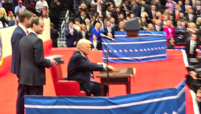 Donald Trump podpisal zgodovinske odloke: Določil samo dva spola, odstopil od Pariškega sporazuma, zaščitil meje ZDA, izstopil iz WHO