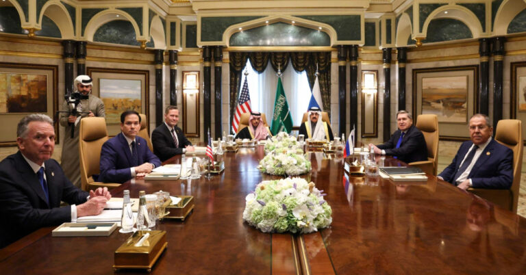 Zgodovinski sestanek v Rijadu: Američani razkrili načrte, ruski delegat: “Trump je rešitelj problemov” Steve Witkoff, Marco Rubio, Mike Waltz, princ Faisal bin Farhan al-Saud, Mosaad bin Mohammad al-Aiban, Jurij Ušakov, Sergej Lavrov | FOTO: Evelyn Hockstein/Afp