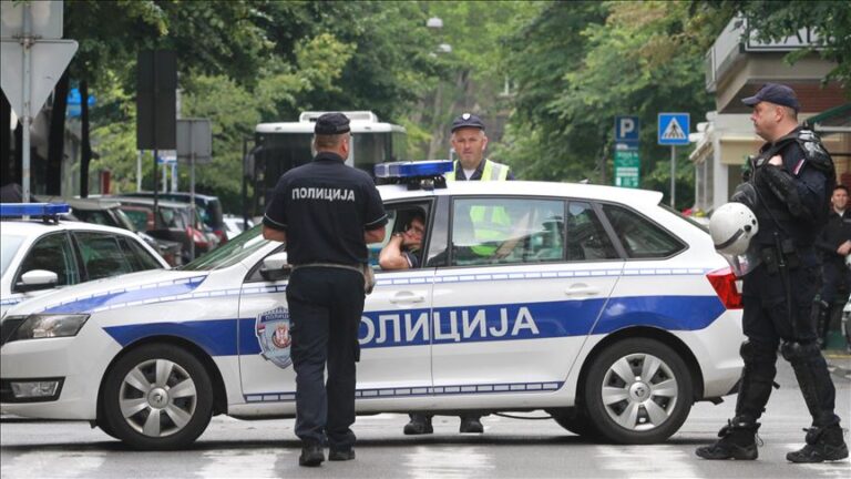 Groza pred beograjsko trgovino: Mladoletnika brutalno napadla 42-letnega Slovenca in ga oropala FOTO: AA.com.tr
