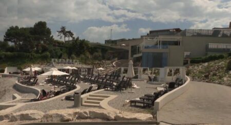 Plaža pod hotelom Kempinski v Savudriji. Foto: Televizija Slovenija (zajem zaslona)