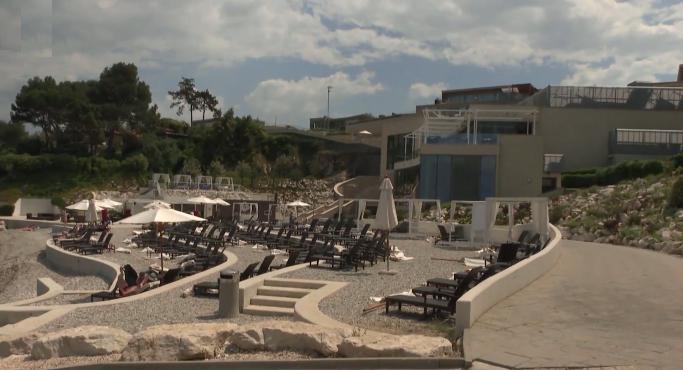Plaža pod hotelom Kempinski v Savudriji. Foto: Televizija Slovenija (zajem zaslona)