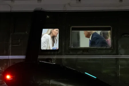 US President Donald Trump speaks with First Lady Melania Trump onboard Marine One after arriving on the South Lawn of the White House in Washington, DC, September 23, 2025, following a trip to New York for the United Nations General Assembly. (Photo by SAUL LOEB/AFP) FOTO: Saul Loeb Afp