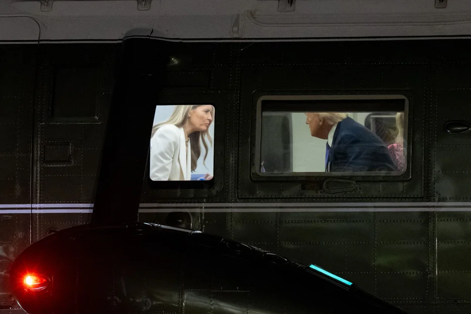US President Donald Trump speaks with First Lady Melania Trump onboard Marine One after arriving on the South Lawn of the White House in Washington, DC, September 23, 2025, following a trip to New York for the United Nations General Assembly. (Photo by SAUL LOEB/AFP) FOTO: Saul Loeb Afp