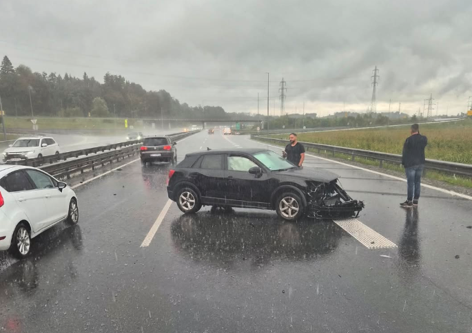 Voznik avtobusa zablokiral gorenjsko avtocesto, da bi preprečil katastrofo – rešil je dojenčka! (FOTO)