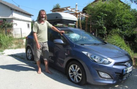 Andrej Brečko iz Mihovice kaže na avto, ki so mu ga poškodovali Romi. (Vir: arhiv) MOJA DOLENJSKA