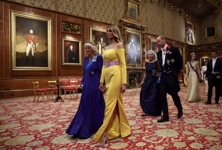 Melania si je drznila z golimi rameni priti pred kraljico. Katera pa je bolj sijala? (FOTO) FOTO: Kevin Lamarque/Pool/AFP/Getty Images