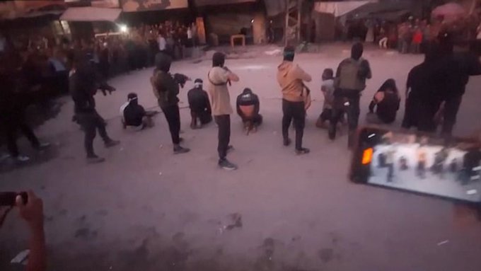 Hamas po porazu javno ubija Palestince (VIDEO 18+)