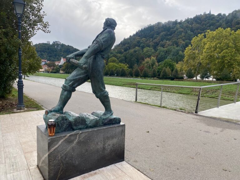Kraj kjer se je zgodilo (Sveča že pri splavarjevem kipu) | FOTO: 24ur.com