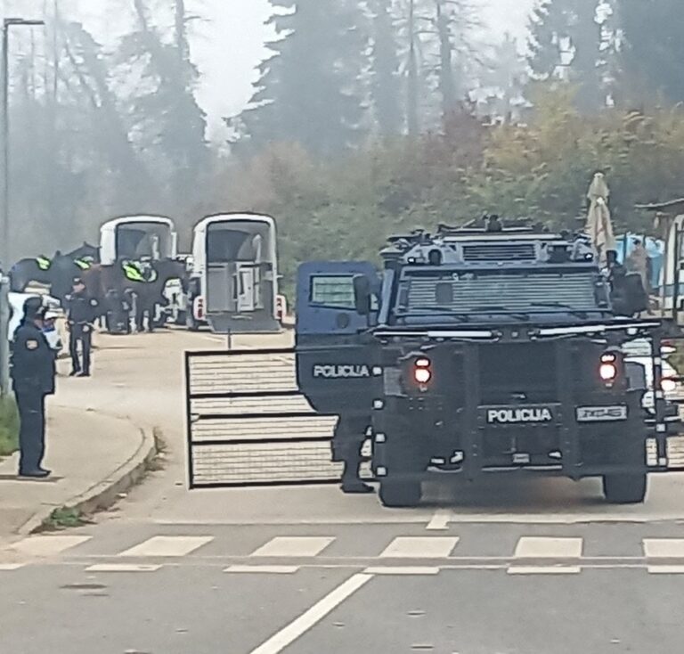Obsežna policijska racija v romskem naselju Žabjak: zasegli avtomatsko orožje, drogo in celo bombe FOTO: Facebook