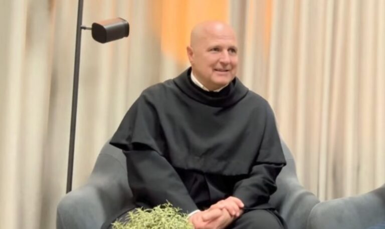 Duhovnik, ki je poleg ko ljudje umirajo: “Še nikoli nisem srečal osebe, ki bi želela prostovoljno končati svoje življenje” (VIDEO)