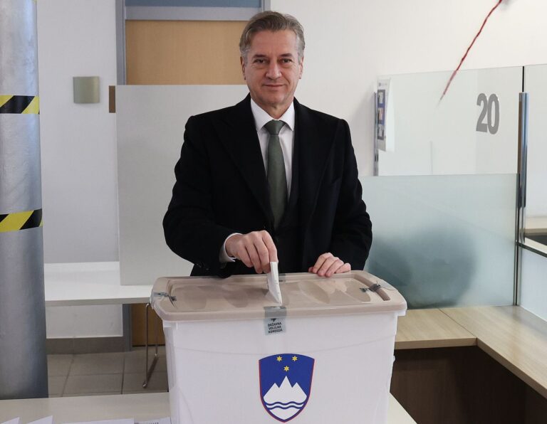 Zakon je padel, premier vztraja pri svoji razlagi: je bila njegova izjava o »nepolitičnem« referendumu zavajajoča? FOTO: Rober Balen | MPA