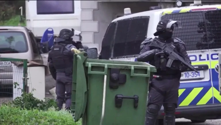 Policija v romskem naselju Brezje zasegla več ukradenih predmetov FOTO: Reddit