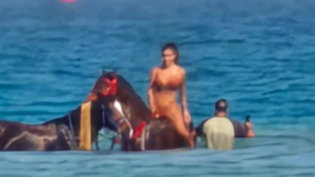 Sümeyro na konju fotografira njen fant. Na sliki tudi turistični vodnik