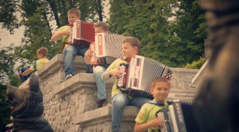 Harmonikarski zvoki v Ljubljani: kljub občinski prepovedi bo shod slovenske glasbe potekal