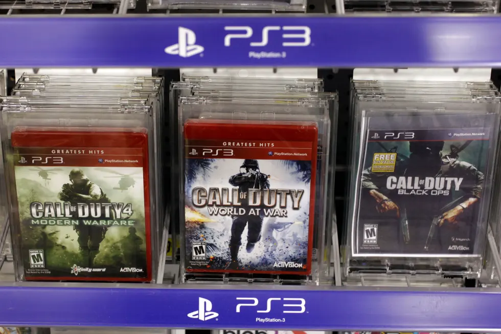 Tri različice iger Call of Duty podjetja Activision (sreda, 3. avgust 2011). Vincent Zampella, eden od ključnih ustvarjalcev ene najbolj prodajanih videoiger vseh časov »Call of Duty«, je umrl v starosti 55 let. (Foto: Associated Press / Paul Sakuma, arhiv)