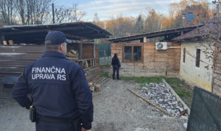 Predstavniki Romov opozarjajo: “Mnogi niso mogli dvigniti socialne pomoči, ker jim je FURS zarubil” FOTO: AI | Davorin Kuhar