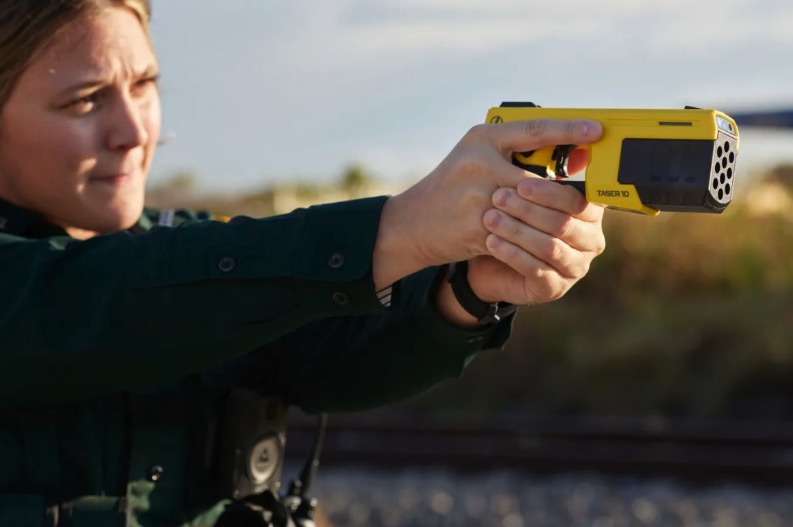 FOTO: Taser 10