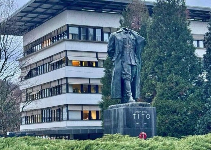 Občina Velenje od storilca, ki je snel Titovemu kipu glavo, želi 11.200 evrov