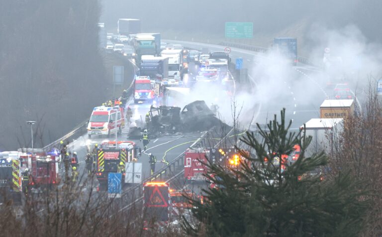 Grozljiva prometna nesreča na štajerski avtocesti: trčili trije tovornjaki, eden zagorel FOTO: Bizjak Sašo