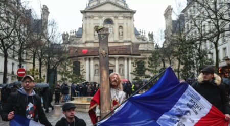Molite za Quentina': umor 23-letnega simpatizerja skrajne desnice v francoskem mestu Lyon je sprožil proteste FOTO: ALAIN JOCARD / AFP