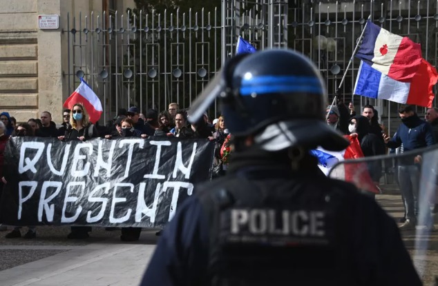 Umor 23-letnega simpatizerja skrajne desnice Quentina Deranqueja je v Franciji postal politični strelovod © Sylvain THOMAS / AFP