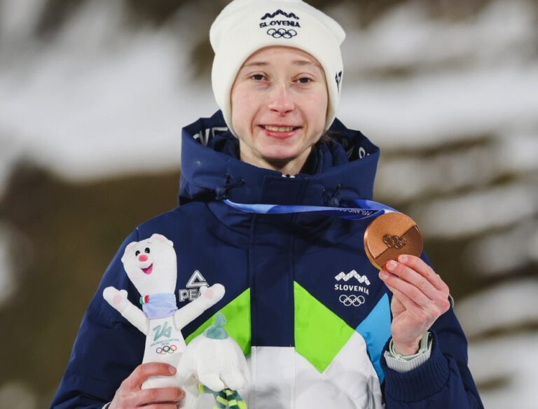 Nika Prevc z vsemi barvami olimpijskih medalj: v Predazzu do brona na veliki skakalnici, prej še zlato in srebro