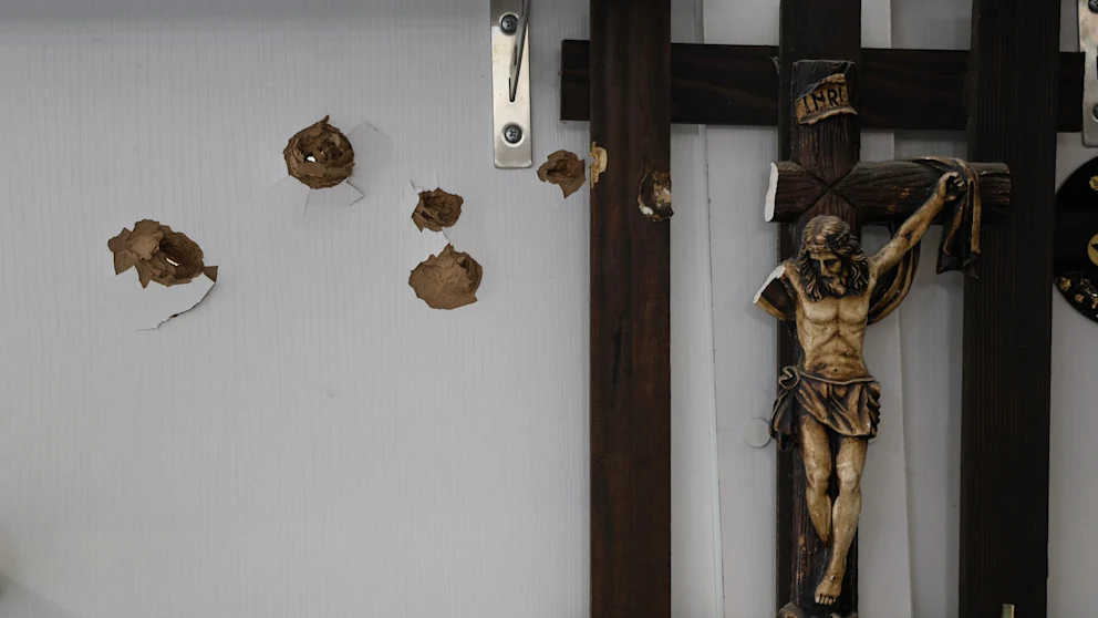 Po napadih na kristjane v mestu Suqailabiyya: luknje od krogel v steni poleg križaFoto: Omar Albam/AP/dpa 