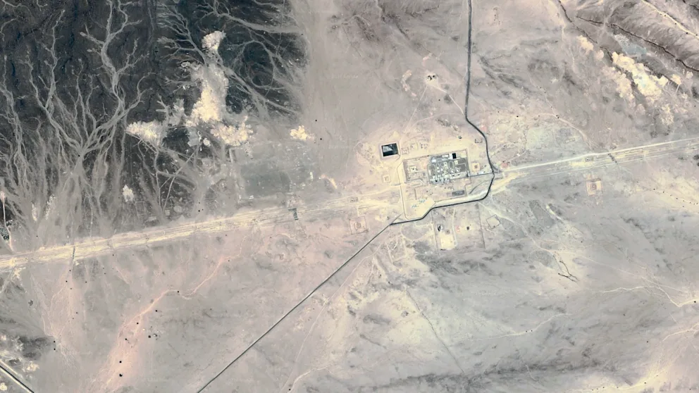 Dve jekleni cevi s premerom več kot 1,20 metra oziroma 1,40 metra se vijeta od Perzijskega zaliva skozi Veliko arabsko puščavo.Foto: Airbus/Google