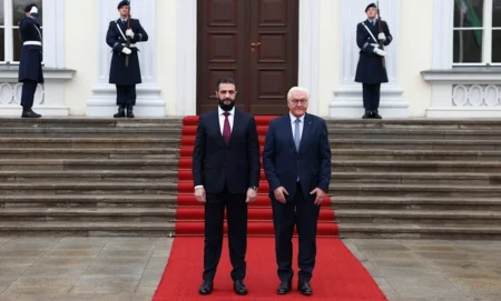 Ahmed al-Scharaa (43, levo) in zvezni predsednik Frank-Walter Steinmeier (70) pred palačo Bellevue FOTO: Reuters