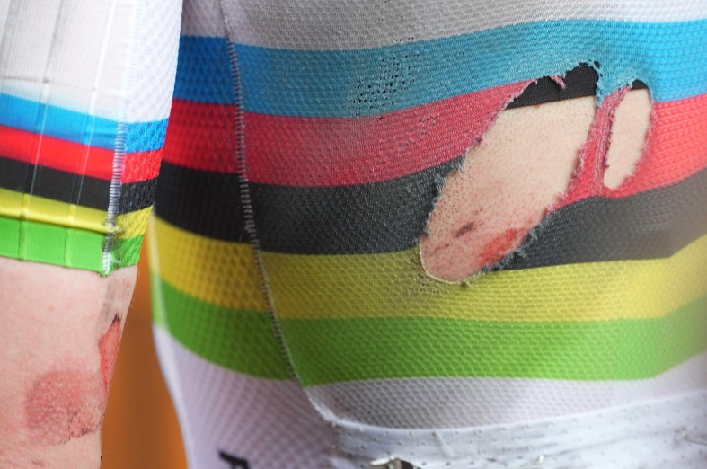 Dres Tadeja Pogačarja po dirki Milano-Sanremo. Foto: AP