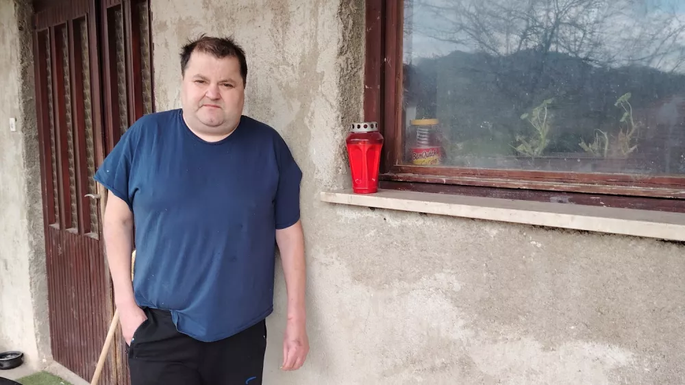 Andrej L. pred hišo v Strenskem, v kateri je njegov starejši brat Marjan s sekiro umoril mamo. Foto: Mojca Marot