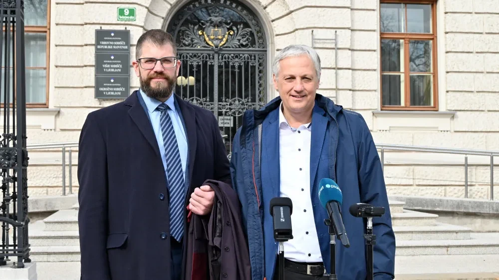 Odvetnik Klemen Golob in voditelj Koalicije »Proti zastrupitvi bolnikov!« Aleš Primc pred vrhovnim sodiščem. FOTO: Tatjana Splichal