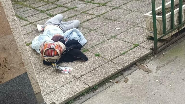 Šokanten prizor sredi Maribora: na avtobusni postaji obležala mlada oseba – je med mladimi na pohodu t. i. »zombi droga«? (FOTO) FOTO: NaDlani