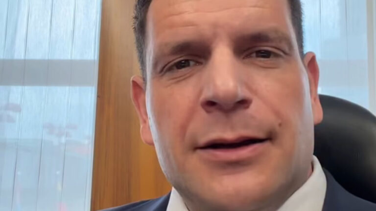 Stevanović ni ostal dolžan: »En dan sem za vas bil kralj, nato je začelo padati po meni«