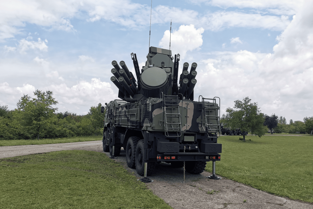 Razstavljen mobilni sistem zračne obrambe Pantsir-S1, opremljen z raketami zemlja-zrak in protiletalskimi topovi za prestrezanje iz zraka kratkega dosega. (Foto: odprtokodni vir)