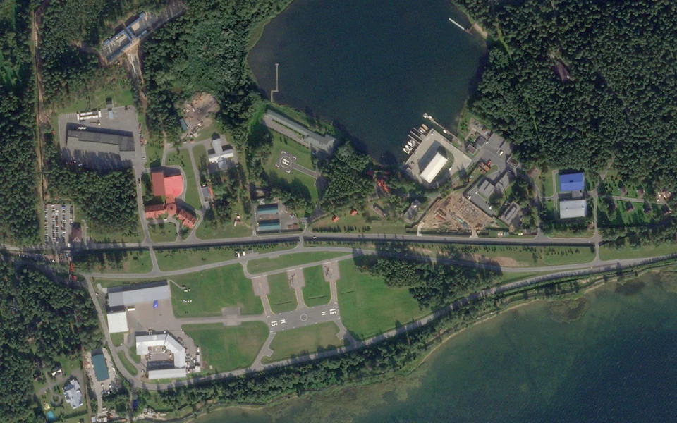 Polotok, obdan z gostim gozdom, ščiti rezidenco Valdai pred napadi dronov. Avtor fotografije : Planet Labs PBC/AFP