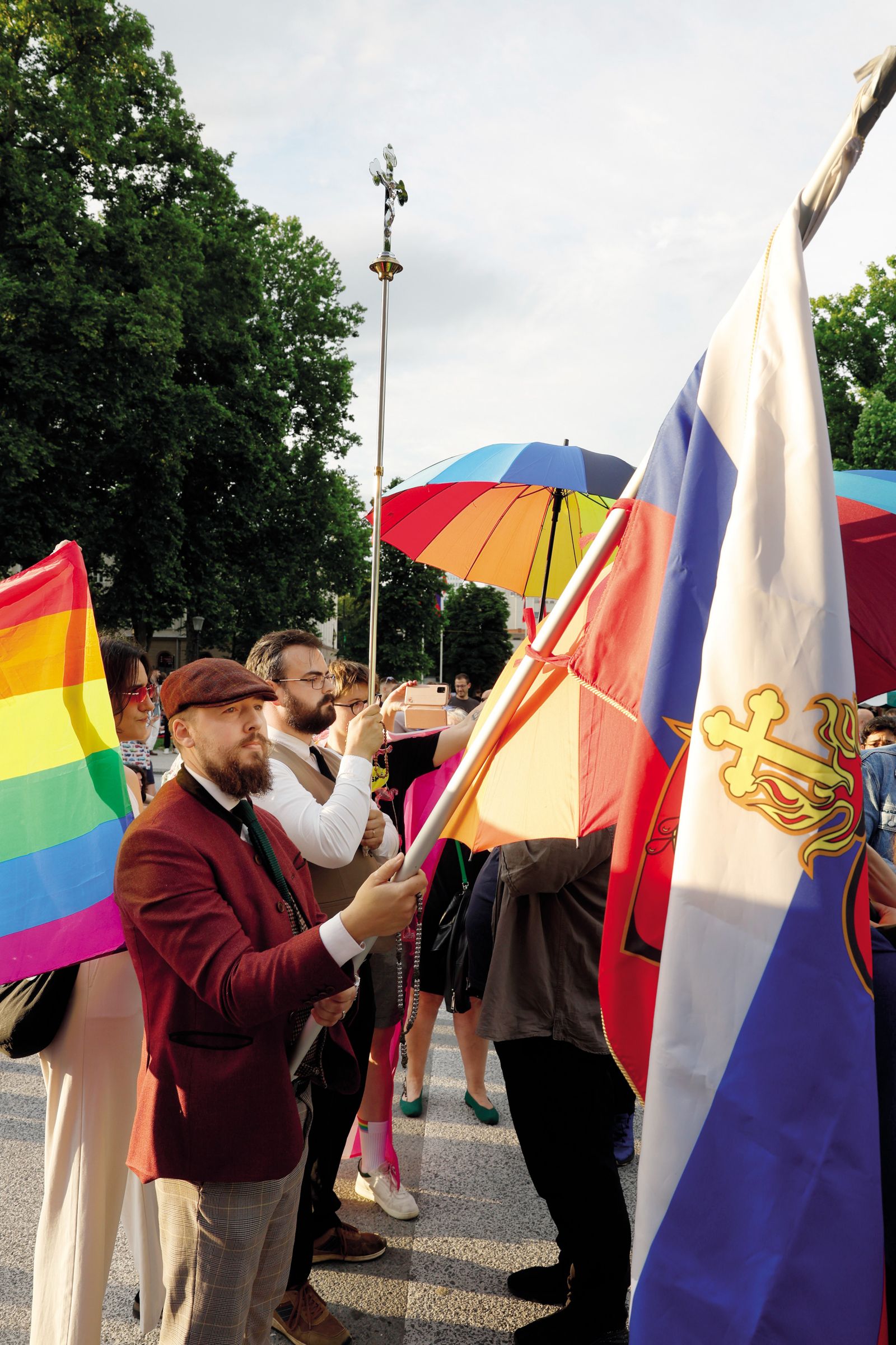 Alen Koman s prijateljem in križem na Paradi ponosa. Svet se vrti, pravi, a križ stoji. © Borut Krajnc