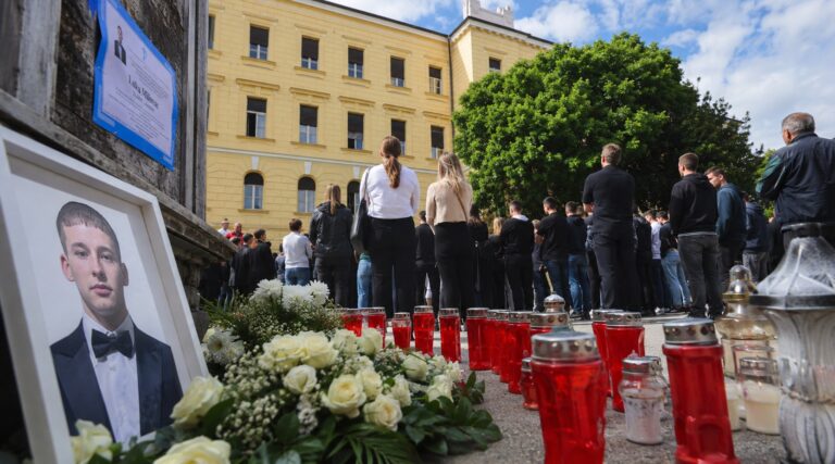 Srce parajoče slovo, od umorjenega 19 letnega Luke Milovca: Na tisoče ljudi v solzah spremljalo njegovo zadnjo pot FOTO: Pokukaj24.si / DALL-E