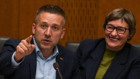 Kritični video Aleksandra Reberška proti Nataši Sukič presegel 200.000 ogledov – »Nehajte mi pošiljati lubčke!«