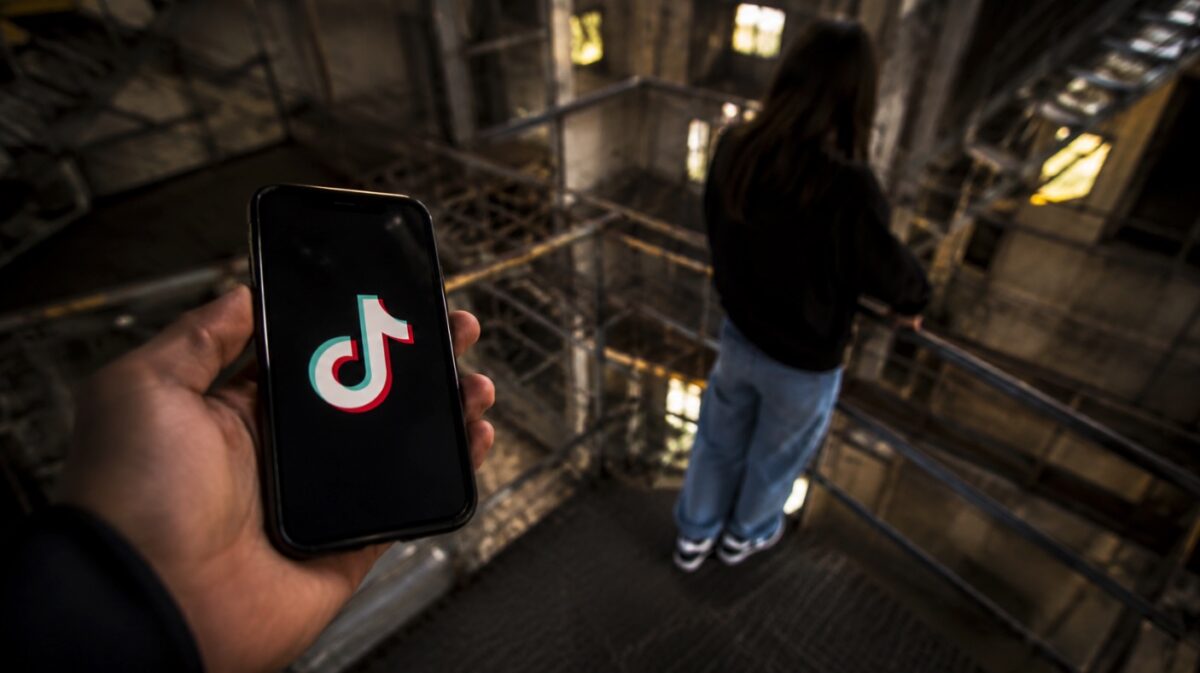 Tik Tok nevarni izzivi | FOTO: Pokukaj24 / DALL·E
