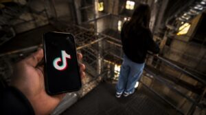 Tik Tok nevarni izzivi | FOTO: Pokukaj24 / DALL·E
