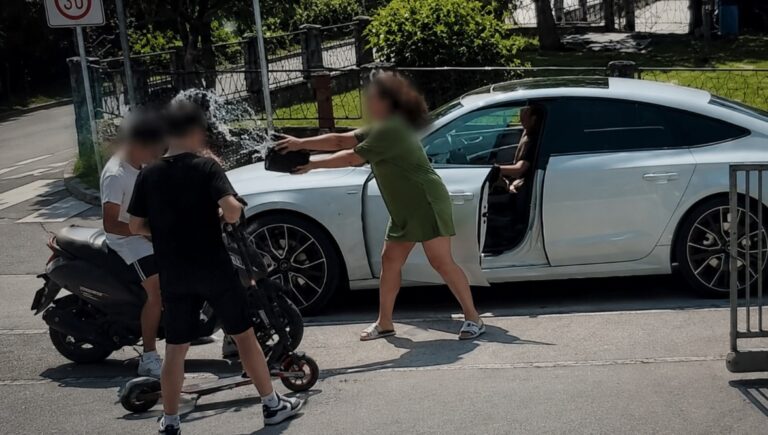 VIDEO: Srhljivi posnetek, ki pretresa Domžale: mati naj bi najstnika polila z bencinom, sin prižgal vžigalico. Policija preiskuje dogodek