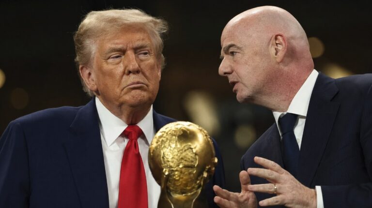 Božja pravičnost na SP? Trump se je vmešal v rdeči karton, da bi rešil Ameriko – ZDA so vseeno izpadle, on pa zdaj besni drugje Donald Trumo in Gianni Infantino FOTO: Pokukaj24.si