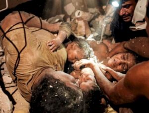 VIDEO: 11 dni pod tonami betona, brez luči in vode – mama je dojila tri otroke da bi ostali živi. Vse štiri so rešili žive