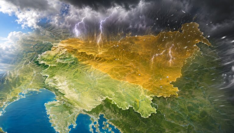 POZOR! Popoldne se obeta burno vremensko dogajanje: možni nalivi, sunki vetra in toča