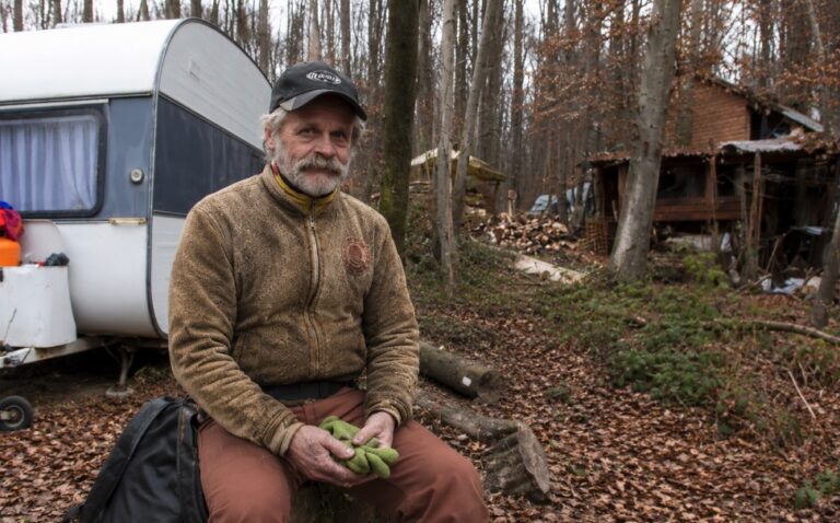 Trije kočevski Romi brutalno umorili 77-letnega “gozdnega moža” Stanislava – 24 ur je ležal v bolečinah