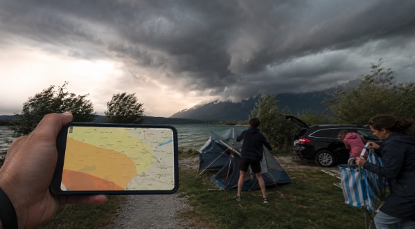 Opozorilo za dopustnike: Danes popoldne in zvečer Sloveniji znova grozijo krajevna neurja s točo – ponekod možni tudi močni sunki vetra