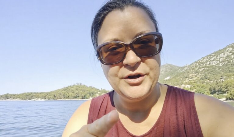 VIDEO: Katja Kokot bruhala ogenj: “Izprijeni ognojki družbe…… tudi vaš čas še pride!” – Katja Kokot je z morja razgnala medijsko greznico