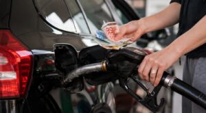 Kaj država dela z državljani? Opolnoči prihaja ena največjih podražitev goriv letos Slika je simbolična | FOTO: Pokukaj24.si